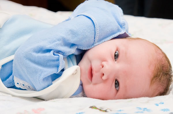 夢の中の息子の呼吸は正常です 新生児はしばしば呼吸する