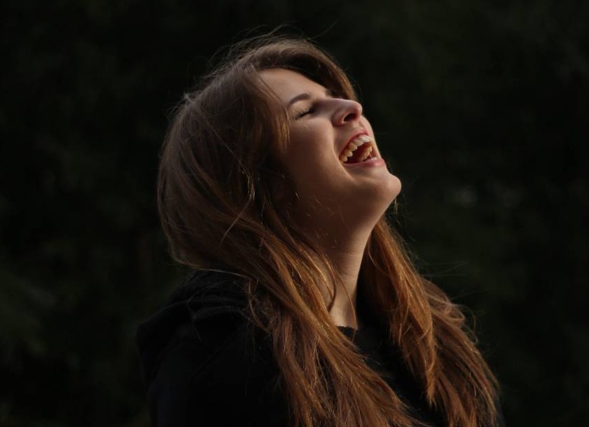 «Что смешного?!» Почему возникает нервный смех и как взять эмоции под контроль
