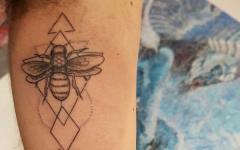 Significado del tatuaje de abeja en la zona.