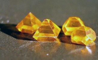 कृत्रिम हीरा - उत्पादन और अनुप्रयोग कृत्रिम हीरे