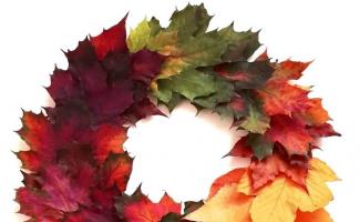 Coronas de hojas de otoño Cómo hacer una corona de hojas y piñas.